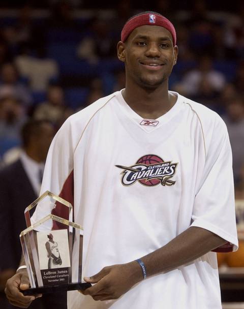 LeBron si prende tutti i premi di matricola del mese a Est nel 2003-04 e chiude col trofeo di Rookie dell&#39;anno, il primo di una collezione di trofei destinata a diventare lunghissima (Reuters)